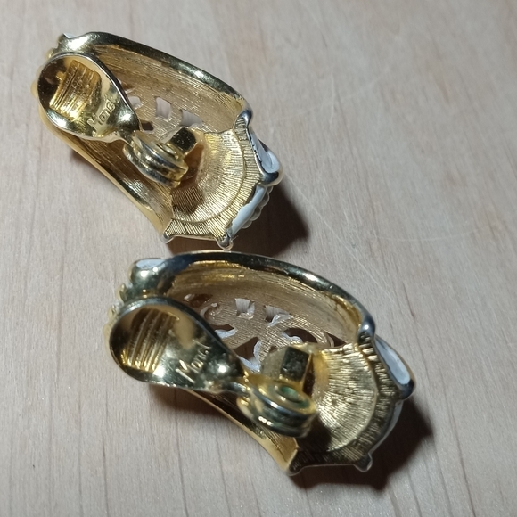 👍 5 for $20 vintage Monet gold tone white enamel half hoop clip on earrings - Picture 3 of 5